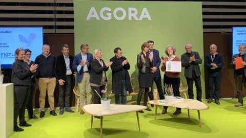 Tous les horticulteurs présents à la remise des prix de Paysalia sont montés sur scène pour recevoir un coup de cœur du jury décerné à la production française. ©F.Arnould